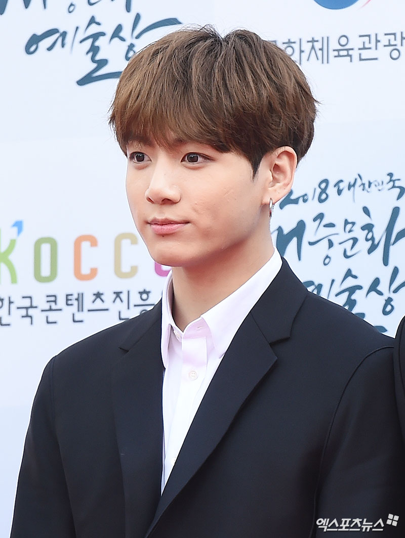 BTS Jungkook, who attended the Red Carpet event ahead of the 2018 Korea Popular Culture and Arts Awards ceremony held at the Olympic Hall in Bangi-dong, Seoul on the afternoon of the 24th, is posing.