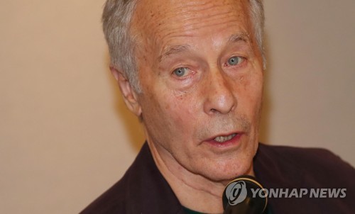 2018 박경리문학상 수상자 내한 기자간담회 (서울=연합뉴스) 김인철 기자 = 25일 오전 서울 중구 프레스센터에서 열린 2018 박경리문학상 수상자 내한 기자간담회에서 수상작가인 리처드 포드가 취재진 질문에 답하고 있다.       yatoya@yna.co.kr  (끝)