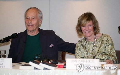 부인과 기자간담회 참석한 리처드 포드 (서울=연합뉴스) 김인철 기자 = 25일 오전 서울 중구 프레스센터에서 열린 2018 박경리문학상 수상자 내한 기자간담회에서 수상작가인 리처드 포드(왼쪽)가 부인 크리스티나 포드와 함께 인사하고 있다.     yatoya@yna.co.kr  (끝)