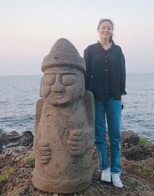 On the 26th, Seolhyun posted a picture of his instagram with an article entitled Have a good meal. # Today # 11:20 pm.Seolhyun poses in front of the Dolharbang, a symbol of Jeju Island, with a clean face without a toilet.Seolhyun, who catches his eye with a gentle charm, attracts the perfect ratio.On the other hand, SBS Lets Eat Foam starring Seolhyun is the last broadcast on the day. Choi Hyun-seok, a special star chef, appears and is responsible for the last Formna Hansang.The Formna Hansang created by Choi Hyun-seok chef has attracted the praise of the performers with its beautiful flavours and flavors that can not be believed to have been made into Jeju Islands local food indrendants.Especially, the guest Seolhyun, who showed off his brilliant beauty all day, also showed a food that was called I am so delicious while constantly shouting I am so delicious against the taste of Formna.11:20.