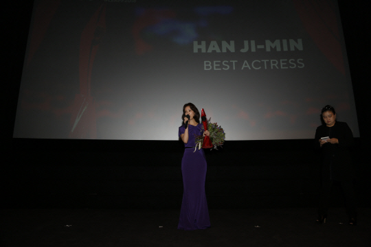 Actor Han Ji-min won the Best Actress Award at the 4th London East Asia Film Festival on the 26th.This is the second award winner after the 38th Youngpyeong Best Actress Award hosted by the Korea Film Critics Association.Han Ji-min, who became Miss Back itself after capturing overseas criticism in Korea, said, Thank you for your glorious award.I am very pleased to be here today with Miss Back, and I am more pleased to receive such a special award.Miss Back is a film about stories of child abuse.I do not think any child should suffer such misfortune, and I hope that all the children of the world will be able to enjoy a happy life that should be guaranteed. In particular, Han Ji-min has been directly communicating with the audience by digesting the impressions as an English language as the film festival is held in London.Han Ji-mins authentic testimony is the back door that applause burst out on the spot.The film Miss Back, starring Han Ji-min, was selected as the opening of the Stories of Women section, which received the most favorable response from the audience at the festival, and received favorable reviews from the festivals officials, Movies that can communicate beyond language and culture.As such, the movie Miss Back, which is gathering attention with the news of Han Ji-mins Best Actress Award, continues to be popular in the third week of its release, and it produces a mania group called Tsbacker based on voluntary word of mouth of the audience.