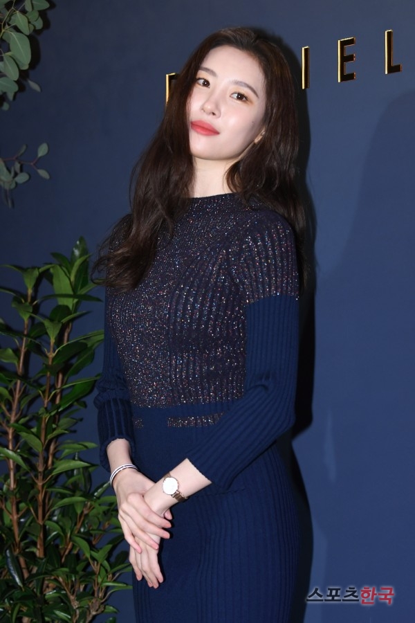 Singer Sunmi attends Daniel Wellington OPENING PARTY photo wall event held at Flagship Store in Samcheong-dong, Jongno-gu, Seoul on the afternoon of the 25th.