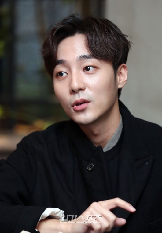 What is lacking for singer Roy Kim? He asked for a drunk talk to find the answer to this question.Roy Kim is the singer who still goes best from his debut to the present, with the word Mum Chin-ah, which calls for a son of a mother friend with various perfect conditions without missing any of his house, personality, head and appearance.He won Mnet SuperstarK in 2012 and made his debut as a singer the following year.It has already been six years since I passed the United States of America Georgetown University and worked with the study at the same time as winning.There is a question mark on whether it is possible to do both study and music between Korea and United States of America, but Roy Kim has been doing both well as it is seen.When I came to Korea after the semester, it was often a hot topic to receive the A report card, and the credit management is still pretty good at the time when I have one semester left to The Graduate.The lowest point in the recent semester is A-.If youre sexually committed to six years of music, you cant say A, but someone has received a fairly enviable report card, which has also raised the average score quite a bit this year.After We can break up then, we took the top spot on the music charts in a row.Roy Kim, who is hard to find a loophole as Yalmiul (?), was placed in an interview with the drunk talk. It is the second time.He emptied the Beer glass full of a bottle of Beer and his face was slightly swollen at the same time; in a two-hour interview, he was quite frank.But the more honest the answer, the harder it was to find a gap: the clearer the conviction, the less gossipy the gossip, and the more troubled the way it gave good influence.>>>Intoxication Talk 2- What if I hadnt been to SuperstarK? You know, I havent done it lately, but Ive always done it when I made my debut.- If I hadnt appeared, I would have become a singer. I dont think I could have done it.I never even thought of going to the audition for the agency, I just liked the music, so I heard it, and the singer thought it was just another world person on TV.I didnt even think I wanted to be a singer. SuperstarK just went out thinking it would fall off soon, but I was surprised it didnt.Its been six years since I did SuperstarK.- What does SuperstarK mean? Its a start. The singer lived without putting it in the options of life.It is a program that gave such a child the confidence that you can do it, and showed the possibility, and made it possible to play music. - Can I ask you about your grades last semester? Good. I answered it. Im afraid theres some people who are strange.Im careful to say that there are a lot of people who say, Do you play the press with a subject? I always asked someone and answered it.- Whats the secret to doing both work and study? Theres nothing but studying when you go to United States of America.And since I was a kid, my parents gave me an obsession with school grades, and I think that its important that Im stuck in my mind.I think its a habit to get good grades and study, but I dont think my grades will be good for the last semester, because I have only the subjects that are hard to get credit.- You think the singer will be a career for life. Someone will wait for my music and continue to play music as long as there is someone who wants me to make music.I think the singer will continue, but I think I can try something else. I want to teach someone. I want to study more.I want to study how to make a good impact on society, and I want to give lectures on it, and there are actually more things I want to do.- I have a complex. My personality. I have a lot of thoughts, too much stress, so I cant sleep well. I have music problems, obsessive compulsions.I have to make better music, I have to write better lyrics. Obsession is always like eating.I think I cant do that, because I know how to enjoy it and I cant be filled with happiness, and the more people like it and the better it gets, the more burdensome and the more scared it is.I think Im the style that makes me hard.- How do you relieve stress? I need to know how to express my anger, and sometimes I need to have sensitivity to certain parts, but I can not express that.Im a strong propensity to tolerate any situation. I think its my personality. I dont want to be inconspicuous, I like to feel better when I come.I dont think Id like it if I suddenly got bad. - Six years. What singer do you try to be? Love Live!Or I want to be a singer who gives me the expectation of hearing Song is good.I think it is most important to perform with Love Live! And if I can convey comfort and emotion through this, it will be a rewarding and meaningful thing as a singer.Music is important to listen to as a sound source, but it is also important to know how emotions are transmitted when listening to Love Live!I want to be a singer who can be comforting and healing for someone. - And I do my best. I try to keep it steady.Im afraid to say this easily, but I dont think there are many people who say happy when I look at a wide range of floors, apart from the material ones, and so am I.So the standards of happiness and the standards of joy are different, but I want to continue studying where such feelings come from, and I want to do something that can give happiness to others by studying them.Its a very personal judgment when you donate, but its important that you donate it to someone who needs it as it is.I dont want my share of the money to be used to run the agency, Ive been interested in animal abuse and abandoned dogs for a while, and Im interested in my next generation of children recently.I am interested in children who do not know the world yet, who do not have experience in the world, and who need help. I think that if I help them when I am completely young, I will be a bigger force these days. - Im preparing for a year-end concert in December. For the first time, Im performing with London Philharmonic Orchestra. So the name is Locustra.The bucket list is to perform a concert with the London Philharmonic Orchestra band.I have a lot of money and a lot of time to join, so I have a long preparation period, but Im going to try it this time. - Is there a goal in life? I want my son and daughter to be a wonderful father. And later, when I closed my eyes, my sons daughter grew up well.I think Ive grown up well, and I can feel that Ive lived a real life. Id love to get married. Im still gross.