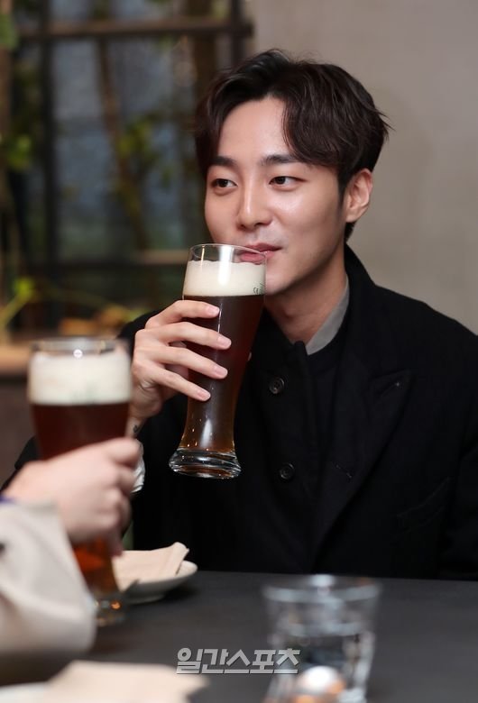What is lacking for singer Roy Kim? He asked for a drunk talk to find the answer to this question.Roy Kim is the singer who still goes best from his debut to the present, with the word Mum Chin-ah, which calls for a son of a mother friend with various perfect conditions without missing any of his house, personality, head and appearance.He won Mnet SuperstarK in 2012 and made his debut as a singer the following year.It has already been six years since I passed the United States of America Georgetown University and worked with the study at the same time as winning.There is a question mark on whether it is possible to do both study and music between Korea and United States of America, but Roy Kim has been doing both well as it is seen.When I came to Korea after the semester, it was often a hot topic to receive the A report card, and the credit management is still pretty good at the time when I have one semester left to The Graduate.The lowest point in the recent semester is A-.If youre sexually committed to six years of music, you cant say A, but someone has received a fairly enviable report card, which has also raised the average score quite a bit this year.After We can break up then, we took the top spot on the music charts in a row.Roy Kim, who is hard to find a loophole as Yalmiul (?), was placed in an interview with the drunk talk. It is the second time.He emptied the Beer glass full of a bottle of Beer and his face was slightly swollen at the same time; in a two-hour interview, he was quite frank.But the more honest the answer, the harder it was to find a gap: the clearer the conviction, the less gossipy the gossip, and the more troubled the way it gave good influence.>>>Intoxication Talk 2- What if I hadnt been to SuperstarK? You know, I havent done it lately, but Ive always done it when I made my debut.- If I hadnt appeared, I would have become a singer. I dont think I could have done it.I never even thought of going to the audition for the agency, I just liked the music, so I heard it, and the singer thought it was just another world person on TV.I didnt even think I wanted to be a singer. SuperstarK just went out thinking it would fall off soon, but I was surprised it didnt.Its been six years since I did SuperstarK.- What does SuperstarK mean? Its a start. The singer lived without putting it in the options of life.It is a program that gave such a child the confidence that you can do it, and showed the possibility, and made it possible to play music. - Can I ask you about your grades last semester? Good. I answered it. Im afraid theres some people who are strange.Im careful to say that there are a lot of people who say, Do you play the press with a subject? I always asked someone and answered it.- Whats the secret to doing both work and study? Theres nothing but studying when you go to United States of America.And since I was a kid, my parents gave me an obsession with school grades, and I think that its important that Im stuck in my mind.I think its a habit to get good grades and study, but I dont think my grades will be good for the last semester, because I have only the subjects that are hard to get credit.- You think the singer will be a career for life. Someone will wait for my music and continue to play music as long as there is someone who wants me to make music.I think the singer will continue, but I think I can try something else. I want to teach someone. I want to study more.I want to study how to make a good impact on society, and I want to give lectures on it, and there are actually more things I want to do.- I have a complex. My personality. I have a lot of thoughts, too much stress, so I cant sleep well. I have music problems, obsessive compulsions.I have to make better music, I have to write better lyrics. Obsession is always like eating.I think I cant do that, because I know how to enjoy it and I cant be filled with happiness, and the more people like it and the better it gets, the more burdensome and the more scared it is.I think Im the style that makes me hard.- How do you relieve stress? I need to know how to express my anger, and sometimes I need to have sensitivity to certain parts, but I can not express that.Im a strong propensity to tolerate any situation. I think its my personality. I dont want to be inconspicuous, I like to feel better when I come.I dont think Id like it if I suddenly got bad. - Six years. What singer do you try to be? Love Live!Or I want to be a singer who gives me the expectation of hearing Song is good.I think it is most important to perform with Love Live! And if I can convey comfort and emotion through this, it will be a rewarding and meaningful thing as a singer.Music is important to listen to as a sound source, but it is also important to know how emotions are transmitted when listening to Love Live!I want to be a singer who can be comforting and healing for someone. - And I do my best. I try to keep it steady.Im afraid to say this easily, but I dont think there are many people who say happy when I look at a wide range of floors, apart from the material ones, and so am I.So the standards of happiness and the standards of joy are different, but I want to continue studying where such feelings come from, and I want to do something that can give happiness to others by studying them.Its a very personal judgment when you donate, but its important that you donate it to someone who needs it as it is.I dont want my share of the money to be used to run the agency, Ive been interested in animal abuse and abandoned dogs for a while, and Im interested in my next generation of children recently.I am interested in children who do not know the world yet, who do not have experience in the world, and who need help. I think that if I help them when I am completely young, I will be a bigger force these days. - Im preparing for a year-end concert in December. For the first time, Im performing with London Philharmonic Orchestra. So the name is Locustra.The bucket list is to perform a concert with the London Philharmonic Orchestra band.I have a lot of money and a lot of time to join, so I have a long preparation period, but Im going to try it this time. - Is there a goal in life? I want my son and daughter to be a wonderful father. And later, when I closed my eyes, my sons daughter grew up well.I think Ive grown up well, and I can feel that Ive lived a real life. Id love to get married. Im still gross.