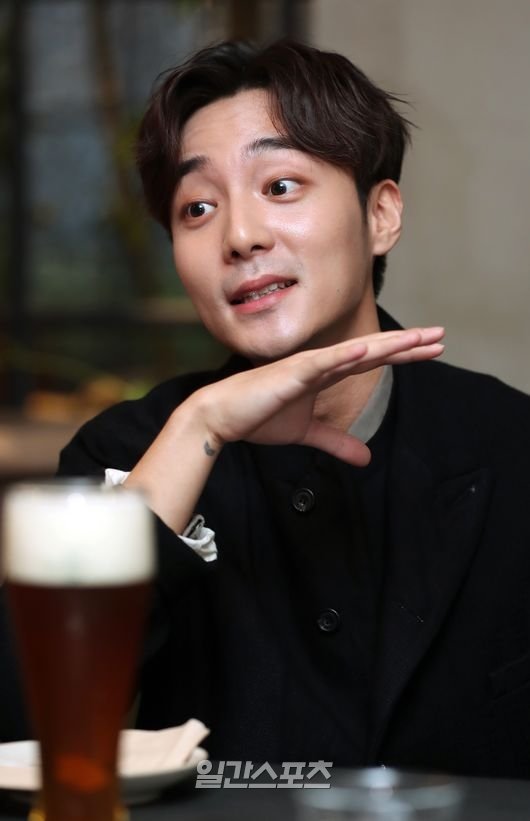 What is lacking for singer Roy Kim? He asked for a drunk talk to find the answer to this question.Roy Kim is the singer who still goes best from his debut to the present, with the word Mum Chin-ah, which calls for a son of a mother friend with various perfect conditions without missing any of his house, personality, head and appearance.He won Mnet SuperstarK in 2012 and made his debut as a singer the following year.It has already been six years since I passed the United States of America Georgetown University and worked with the study at the same time as winning.There is a question mark on whether it is possible to do both study and music between Korea and United States of America, but Roy Kim has been doing both well as it is seen.When I came to Korea after the semester, it was often a hot topic to receive the A report card, and the credit management is still pretty good at the time when I have one semester left to The Graduate.The lowest point in the recent semester is A-.If youre sexually committed to six years of music, you cant say A, but someone has received a fairly enviable report card, which has also raised the average score quite a bit this year.After We can break up then, we took the top spot on the music charts in a row.Roy Kim, who is hard to find a loophole as Yalmiul (?), was placed in an interview with the drunk talk. It is the second time.He emptied the Beer glass full of a bottle of Beer and his face was slightly swollen at the same time; in a two-hour interview, he was quite frank.But the more honest the answer, the harder it was to find a gap: the clearer the conviction, the less gossipy the gossip, and the more troubled the way it gave good influence.>>>Intoxication Talk 2- What if I hadnt been to SuperstarK? You know, I havent done it lately, but Ive always done it when I made my debut.- If I hadnt appeared, I would have become a singer. I dont think I could have done it.I never even thought of going to the audition for the agency, I just liked the music, so I heard it, and the singer thought it was just another world person on TV.I didnt even think I wanted to be a singer. SuperstarK just went out thinking it would fall off soon, but I was surprised it didnt.Its been six years since I did SuperstarK.- What does SuperstarK mean? Its a start. The singer lived without putting it in the options of life.It is a program that gave such a child the confidence that you can do it, and showed the possibility, and made it possible to play music. - Can I ask you about your grades last semester? Good. I answered it. Im afraid theres some people who are strange.Im careful to say that there are a lot of people who say, Do you play the press with a subject? I always asked someone and answered it.- Whats the secret to doing both work and study? Theres nothing but studying when you go to United States of America.And since I was a kid, my parents gave me an obsession with school grades, and I think that its important that Im stuck in my mind.I think its a habit to get good grades and study, but I dont think my grades will be good for the last semester, because I have only the subjects that are hard to get credit.- You think the singer will be a career for life. Someone will wait for my music and continue to play music as long as there is someone who wants me to make music.I think the singer will continue, but I think I can try something else. I want to teach someone. I want to study more.I want to study how to make a good impact on society, and I want to give lectures on it, and there are actually more things I want to do.- I have a complex. My personality. I have a lot of thoughts, too much stress, so I cant sleep well. I have music problems, obsessive compulsions.I have to make better music, I have to write better lyrics. Obsession is always like eating.I think I cant do that, because I know how to enjoy it and I cant be filled with happiness, and the more people like it and the better it gets, the more burdensome and the more scared it is.I think Im the style that makes me hard.- How do you relieve stress? I need to know how to express my anger, and sometimes I need to have sensitivity to certain parts, but I can not express that.Im a strong propensity to tolerate any situation. I think its my personality. I dont want to be inconspicuous, I like to feel better when I come.I dont think Id like it if I suddenly got bad. - Six years. What singer do you try to be? Love Live!Or I want to be a singer who gives me the expectation of hearing Song is good.I think it is most important to perform with Love Live! And if I can convey comfort and emotion through this, it will be a rewarding and meaningful thing as a singer.Music is important to listen to as a sound source, but it is also important to know how emotions are transmitted when listening to Love Live!I want to be a singer who can be comforting and healing for someone. - And I do my best. I try to keep it steady.Im afraid to say this easily, but I dont think there are many people who say happy when I look at a wide range of floors, apart from the material ones, and so am I.So the standards of happiness and the standards of joy are different, but I want to continue studying where such feelings come from, and I want to do something that can give happiness to others by studying them.Its a very personal judgment when you donate, but its important that you donate it to someone who needs it as it is.I dont want my share of the money to be used to run the agency, Ive been interested in animal abuse and abandoned dogs for a while, and Im interested in my next generation of children recently.I am interested in children who do not know the world yet, who do not have experience in the world, and who need help. I think that if I help them when I am completely young, I will be a bigger force these days. - Im preparing for a year-end concert in December. For the first time, Im performing with London Philharmonic Orchestra. So the name is Locustra.The bucket list is to perform a concert with the London Philharmonic Orchestra band.I have a lot of money and a lot of time to join, so I have a long preparation period, but Im going to try it this time. - Is there a goal in life? I want my son and daughter to be a wonderful father. And later, when I closed my eyes, my sons daughter grew up well.I think Ive grown up well, and I can feel that Ive lived a real life. Id love to get married. Im still gross.