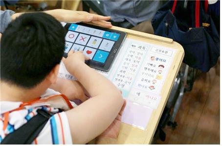 뇌병변․발달장애인이 의사소통 활성화를 위해 보완대체 의사소통기기(AAC)를 사용하는 모습. [서울시 제공]