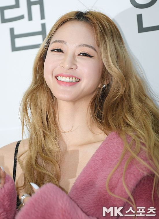 Actor Han Ye-seul attended a Cosmetic brand photo event held at Time Square in Yeongdeungpo, Seoul on the 26th.Han Ye-seul posing with a bright expression.