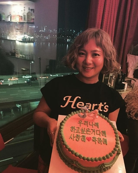 Comedian Park Na-rae has been hit by a double-slope.Park Na-rae posted a Birthday cake authentication shot on her Dog Instagram on October 25.Park Na-rae in the photo is smiling happily with a Cake received by fellow comedian Mirage.The ball-Dog Cake has the phrase Do everything we want to do. I love you. Congratulations.Park Na-rae said, Naraba is a small live wave for the birthday. Cake is a Loubly Loubly Giroon. Thank you. I will live harder.Park Su-in