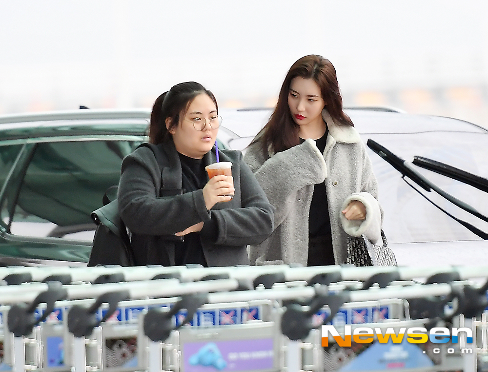Singer Sunmi departed for Vietnam via Terminal 2 of Incheon International Airport on October 26th, showing off the Airport FashionSunmi is heading to the departure hall on the day.expressiveness