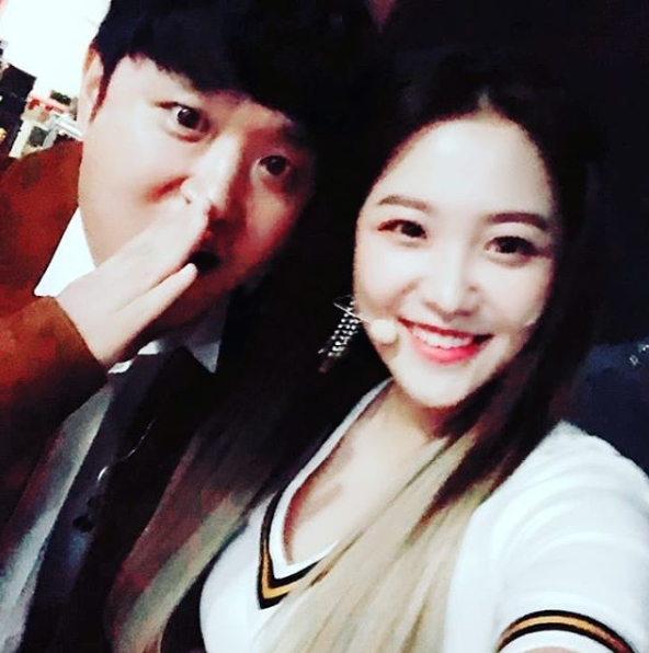 The relationship between Vive Liu and Red Velvet Yeri was revealed.Vibe Yoon Min Soo revealed on his personal Instagram account on October 24 that members Jaehyun and Yeri were cousins.Yoon Min Soo released two shots of Ryu and Yeri, saying: Its time to reveal: she and hes not a love.Ryus cousin, Red Velvet Yeri, pretended not to know each other and met at the show today. Jaehyun broadcast. Yeri help me.Hes my cousin. Im my cousin Friend. Were vibes. You know that. Red Velvet Fighting, he said.Also posting a certification shot with Red Velvet, Yoon Min Soo said: Yeri helped me, brought the members into the waiting room, a really good cousin. gave me a CD.I took a picture and asked him to go back. I was glad. Thank you. In fact, the CD was the sign CD that Jaehyun asked for.Jayhun is friends sorry, Red Velvet, he added.Park Su-in