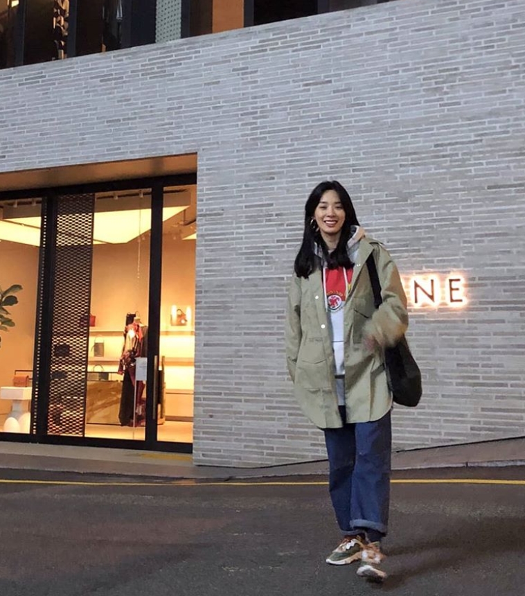 Lee Chung-ah showed off her beauty while she was a college student.Actor Lee Chung-ah wrote on his Instagram account on October 26, Yes, not long after the fall night. The fight against the script is now three days away.My October flows like a dream. The picture shows Lee Chung-ah wearing a running shoes on a wide blue jeans with a comfortable attire and a beauty reminiscent of a college student.The fans who responded to the photos responded I am watching the drama well and I have a lot of trouble.kim ji-yeon