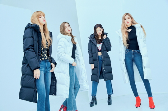 Winter pictures of the group BLACKPINK have been released.BLACKPINK recently conducted a winter outer photo shoot with Fashion Brand GUESS (Gess).Total Lifestyle Brand GUESS (hereinafter referred to as Ges) unveiled a winter outer picture cut with BLACKPINK.Park Su-in