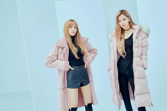 Winter pictures of the group BLACKPINK have been released.BLACKPINK recently conducted a winter outer photo shoot with Fashion Brand GUESS (Gess).Total Lifestyle Brand GUESS (hereinafter referred to as Ges) unveiled a winter outer picture cut with BLACKPINK.Park Su-in