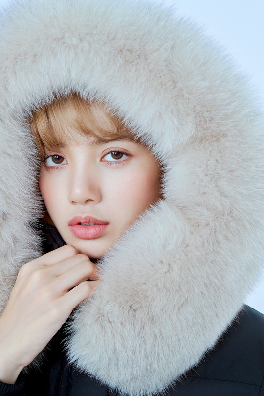 Winter pictures of the group BLACKPINK have been released.BLACKPINK recently conducted a winter outer photo shoot with Fashion Brand GUESS (Gess).Total Lifestyle Brand GUESS (hereinafter referred to as Ges) unveiled a winter outer picture cut with BLACKPINK.Park Su-in