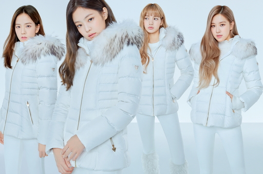 Winter pictures of the group BLACKPINK have been released.BLACKPINK recently conducted a winter outer photo shoot with Fashion Brand GUESS (Gess).Total Lifestyle Brand GUESS (hereinafter referred to as Ges) unveiled a winter outer picture cut with BLACKPINK.Park Su-in