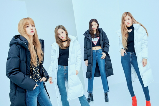 Winter pictures of the group BLACKPINK have been released.BLACKPINK recently conducted a winter outer photo shoot with Fashion Brand GUESS (Gess).Total Lifestyle Brand GUESS (hereinafter referred to as Ges) unveiled a winter outer picture cut with BLACKPINK.Park Su-in