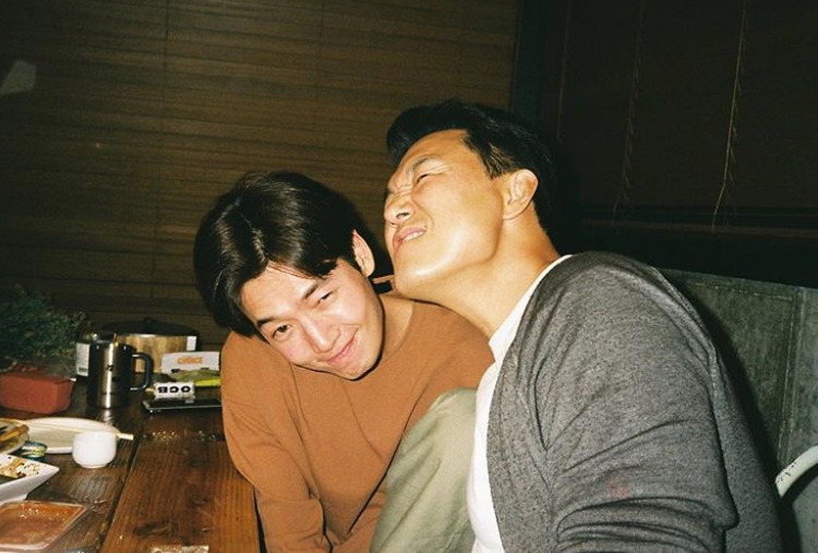 Jung Kyung-ho bragged about his friendship with Actor Park Sung-woongActor Jung Kyung-ho posted a picture on October 26 on his Instagram with an article entitled My Humbaktsu.The photo shows Jung Kyung-ho and Park Sung-woong, who are affectionately facing each other. The humorous expressions of the two capture the Sight.