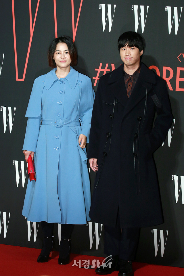 Actors Kang Hye-jung and Tablo are posing in attendance.