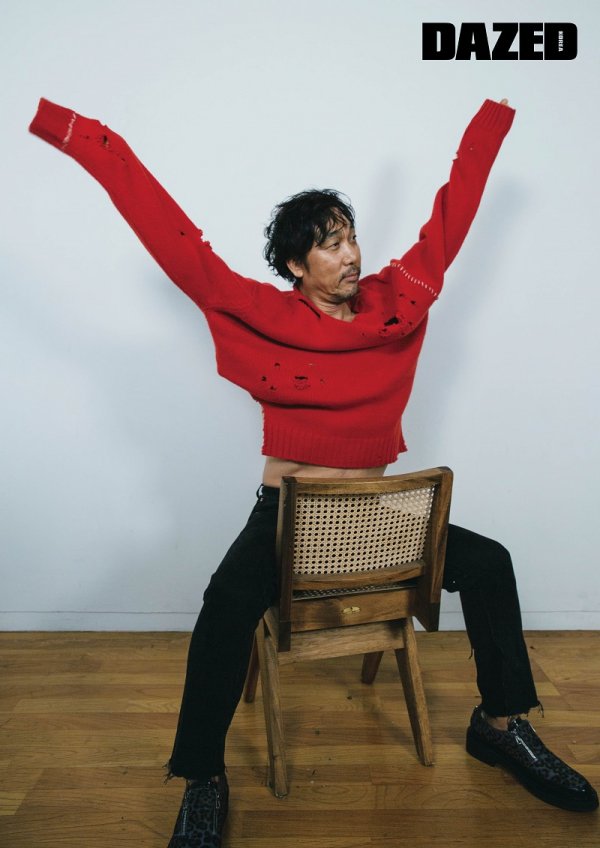 Singer Lee Moon-se, who showed trendy Music with a regular album of three and a half years, showed off his middle-aged style with trendy styling.On the 25th, DAZED KOREA, a global fashion magazine, released a pictorial Image that captures Lee Moon-ses UNIQue charm through official SNS.Lee Moon-se, who was in this picture with the concept of My Uncle, which can meet, talk, and share various news and emotions, attracts attention with a different atmosphere from the existing classic charm.Lee Moon-se showed off simple yet sensual fashion as well as unconventional styling using props such as hoods, wearing a vintage knit in red color with a slightly tangled hair, or matching a colorful pattern shirt and long jacket with a neat hair.In particular, Lee Moon-se has completely digested new styles of fashion and styling, and took a pose that fits it naturally.In addition, he showed a profound charisma that captivates the camera with only eyes and atmosphere, and impressed all the field staff.On the 22nd, Lee Moon-se released his 16th album, Letween Us, which was only three and a half years old, and presented 10 songs of Lee Moon-ses deep emotions and inner works.Hayes, who participated in the title song Heemihae, and Gako, who participated in the pre-release song Free My Mind, and other Musicians such as Sunwoo Jung-ah, Lim Heon-il, Jannabi and Kim Yoon-hee, collaborated in various ways to complete a richer album.In particular, Lee Moon-se has interpreted the trendy style of young artists as his own sensibility and proved his Musical ability as a current-style legend, receiving criticism that he showed fresh and colored Music.The picture Image of Lee Moon-ses trendy and UNIQue middle-aged style can be found in the November issue of Days.