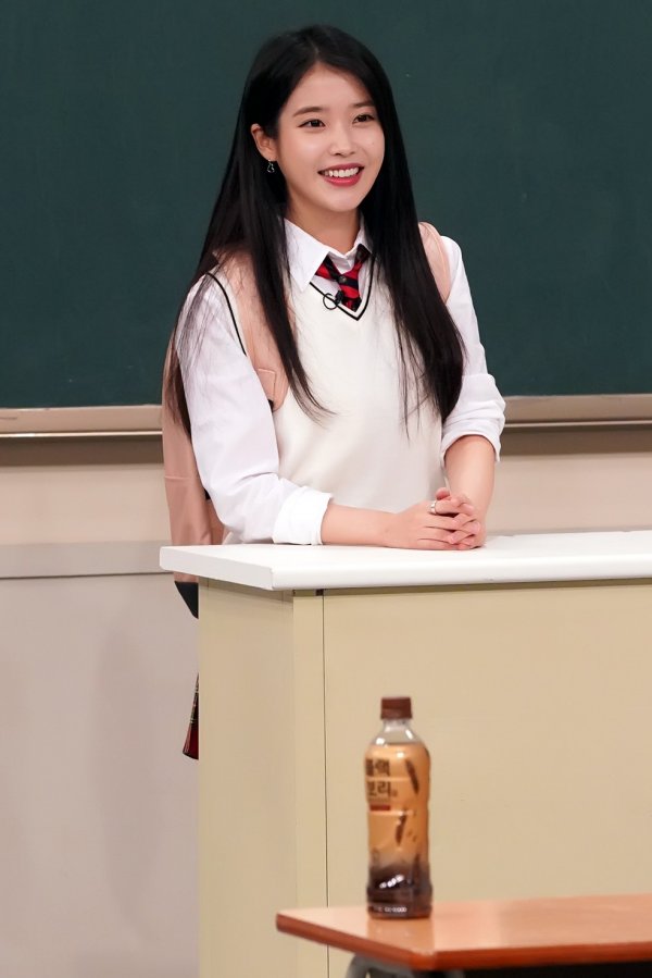 IU will unveil its new song Pippi for the first time in Knowing Bros.JTBCs Knowing Bros, which will be broadcast on the 27th, will be joined by Lee Joon-gi and IU as daily transfer students following last week.The two people show a rich episode following the last broadcast and a personal period that does not divide their body and give a big smile.According to the production team, IU released its new song Pipi for the first time in the recent Knowing Bros recording.The IU said, The new song Pippi will be the first and the only stage for the broadcast, adding that it cheered my brothers.My brothers moved to the spot to see the stage of the IU properly, and I focused on the new stage without taking my eyes off.After the new song stage was explosively received, the brothers praised the dance skills as well as the singing skills of the IU.The IUs Pippi stage, which can be seen for the first time on the air, will be unveiled at Knowing Bros on the 27th.