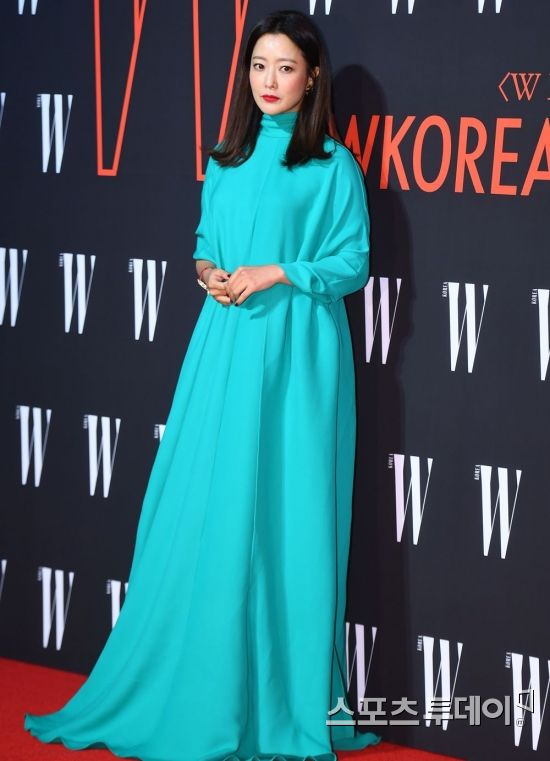 The 13th Campaign to Improve the Perception of the Recreation of the Recreation photo Event was held at the Four Seasons Hotel Seoul, Jung-gu, Seoul on the afternoon of the 26th.Actor Kim Hee-sun is stepping on the Red Carpet on the day. October 26, 2018.