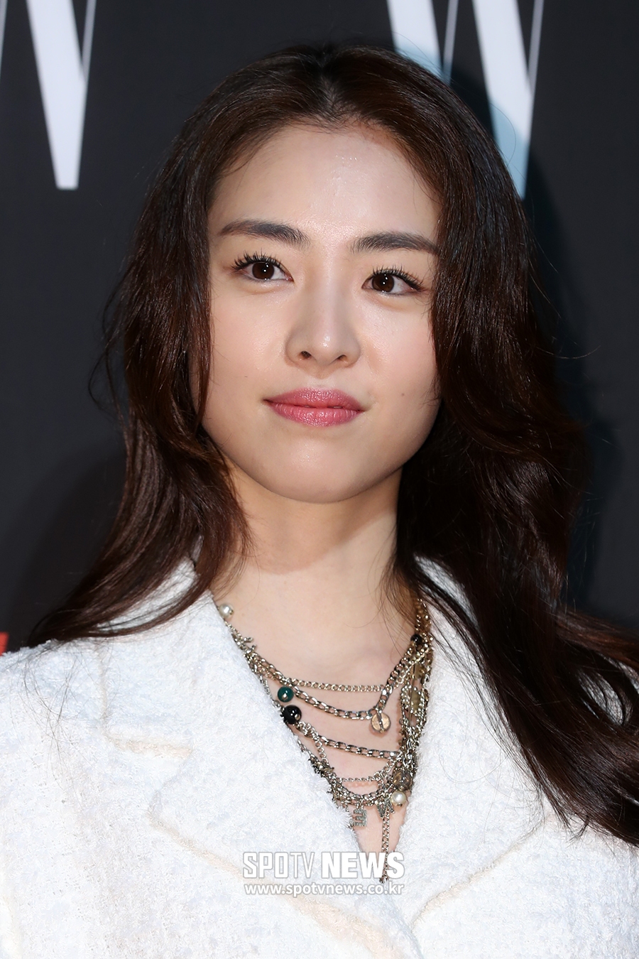 The 13th Breast Cancer Recognition Improvement Campaign Photo Wall Event was held at the Gwanghwamun Four Seasons Hotel in Seoul on the afternoon of the 26th.Actor Lee Yeon-hee poses