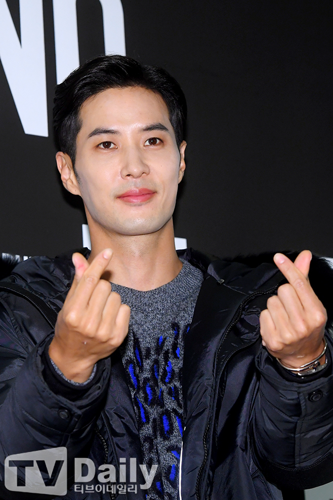 Actor Kim Ji-seok poses at the opening of the padding brand at the Avenue El World Tower in Lotte Department Store, Shincheon-dong, Songpa-gu, Seoul on the afternoon of the 26th.D brand Event