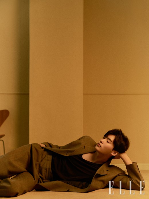 Actor Lee Jong-suk has taken a photo shoot with fashion media Elle.According to Elle, Lee Jong-suk and the filming were done smoothly to match the expression pictorial artisan.Lee Jong-suk showed a professional appearance of direct monitoring at the end of one cut during filming.In an interview after the filming, Lee Jong-suk said, I was in a complicated head at thirty. I traveled and learned Piano.I had a busy time establishing a company to work with people I like, he said.Lee Jong-suk is the first to challenge romantic comedy water through the drama Romance, which is scheduled to air in February. When asked why he chose the work, he said, I was greedy for acting.I was also under pressure to keep showing myself different, and now I naturally think Im good at it and do what people like.As the genre is a genre, I think that my actual appearance will be reflected naturally. When asked about the moment of happiness recently, he smiled, saying, I thought I was happy to order all the menus I wanted to eat at the restaurant.Lee Jong-suks pictures and interviews with her can be found in the November issue of Elle and the website of Elle.