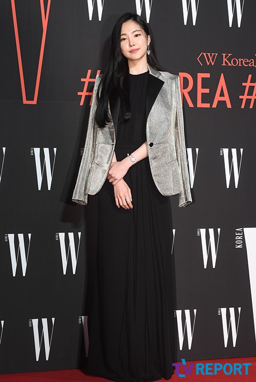 Singer Son Na-eun attended the W. Korea and the 13th Breast Cancer Recognition Campaign charity event held at Four Seasons Hotel in Jongno-gu, Seoul on the afternoon of the 26th.