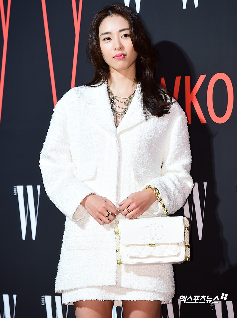 W held at the Four Seasons Hotel Seoul in Seoul on the afternoon of the 26th.Lee Yeon-hee, who attended the 13th Breast Cancer Recognition Improvement Campaign Charity Event , has photo time.