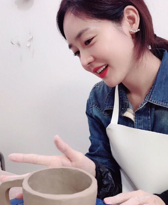 Actor Sung Yu-ri flaunted her dazzling blue beauty looksSung Yu-ri posted a picture on his 27th day with an article entitled Ceramic The Lesson on his instagram.In the photo, Sung Yu-ri is also engaged in making ceramics, showing off her beautiful looks in Supernatural style.In another photo, she showed off her smooth skin, which is more beautiful and shiny than ceramics, and boasted pure beautiful looks.On the other hand, Sung Yu-ri is active as an MC of SBS Plus Night, Night Opening for you.