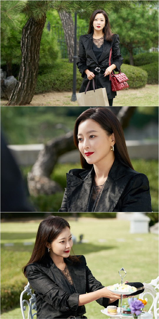 Kim Hee-sun will go on Lee Gyeung-young with a smile and a Gift offensive.In the TVN Saturday drama Nine Room (directed by Ji Young-soo/playwright Jung Sung-hee/produced by Kim Jong-hak Productions), Kim Hee-sun plays Euljihae, a lawyer who plays an unfair An Innocent Man and has the soul of Jang Hwasa, who became a death row prisoner.Especially, the heart-chugging development is continuing every time, pledging to take revenge for Chu Young-bae (= Kisan, Lee Gyeung-young), who put An Innocent Man on him earlier.Among them, Kim Hee-suns visit to the house of Chu Young-bae is revealed and the attention is focused on the house.Kim Hee-suns colorful and sophisticated figure in the public SteelSeries catches the eye.Kim Hee-sun, dressed all black in red lip, is so beautiful that he stops breathing.In particular, Kim Hee-sun is smiling at his opponent, and Jang, who has been shrinking and nervous in front of a person related to Chu Young-bae, is unimaginably relaxed.Moreover, the confident eyes and dignified attitudes make me think that it is Eulji Haei before the soul is changed.Kim Hee-sun is handing over luxury bags at the following SteelSeries.This is a scene where Kim Hee-sun launches a Gift offensive against Kim Hee-sun (Park Hyun-jung), wife of Kisan.Kim Hee-suns doll smile, which hides the rising anger and revenge blades, makes the viewers creepy.Indeed, Kim Hee-sun wonders why he penetrated the enemys house.In the last 6 episodes of Nine Room, Jang Hwasa was shocked to learn about the heinousness of Ma Hyun-chul (played by Jung Won-jung), who tried to kill his mother, and he hit him with a bottle of alcohol.Moreover, while avoiding the scene, Kisan was discovered and another crisis was expected to come to the unsettled Changha life, which amplified the curiosity of viewers about how she would overcome it.After the soul change, she is confronted with many truths she did not know and was amazed, and she is interested in whether she will be able to show her way on the air today (27th).TVN Saturday drama Nine Room is a life reset revenge drama of Jang Hwasa, a villain of the age, Eulji Haei, a lawyer whose fate changed, and Ki Yujin, a man who holds the key to fate.Nine Room, starring Kim Hee-sun, airs seven episodes today (on the 27th) at 9 p.m.