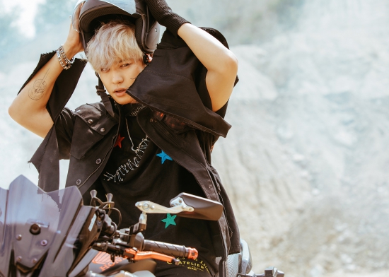 EXO Chanyeol showed off her mysterious visuals.EXO released its regular 5th album Don Mess Up My Tempo (DONT MESS UP MY TEMPO) teaser video on its official channel on the 27th.This is Chanyeol.The transformation was outstanding. Chanyeol showed off her charm with blue eyes. The gray hair added a mysterious atmosphere.The music spoiler could hear it. It was the new song Sign. The Boombastic groove caught my ear. The intense bass felt rough.Sign is a piece of the electro-pop genre, which is expressed in light of the growing suspicion and dissemination of the mind because of her beloved lie.The album was set to feature 11 songs in the new album. It contains Korean and Chinese versions of Tempo.In addition, nine songs were featured with the motif of each members superpowers such as fire, space movement, power, light, ice, wind, Lightning, healing, and water.EXO will release its new album Dont Mess Up My Tempo on its main music site at 6 pm on the 2nd of next month.The comeback showcase Tempo will also be held at Paradise City in Incheon at 8 p.m. on the same day.