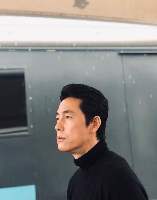 Jung Woo-sung posted a picture on his 27th day without any phrase on his instagram.Jung Woo-sung in the public photo boasts a warm visual while staring somewhere, attracting Eye-catching. The side is also perfect, and the fans admired it.The netizens who saw this responded such as It is cool today, It is really cool even if a man sees it and Crazy appearance.Meanwhile Jung Woo-sung appeared in the recently released film Illang: The Wolf Brigade.