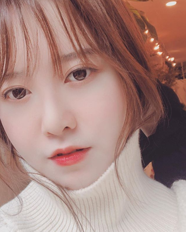 Actor Ku Hye-sun showed off his innocent look.Ku Hye-sun uploaded two photos to his Instagram on October 27 with the words Tokyo and Off work.In the photo, Ku Hye-sun looks at the camera with a dreamy eye. The porcelain skin without dirt and the innocent atmosphere attract Eye-catching.sulphur-su-yeon