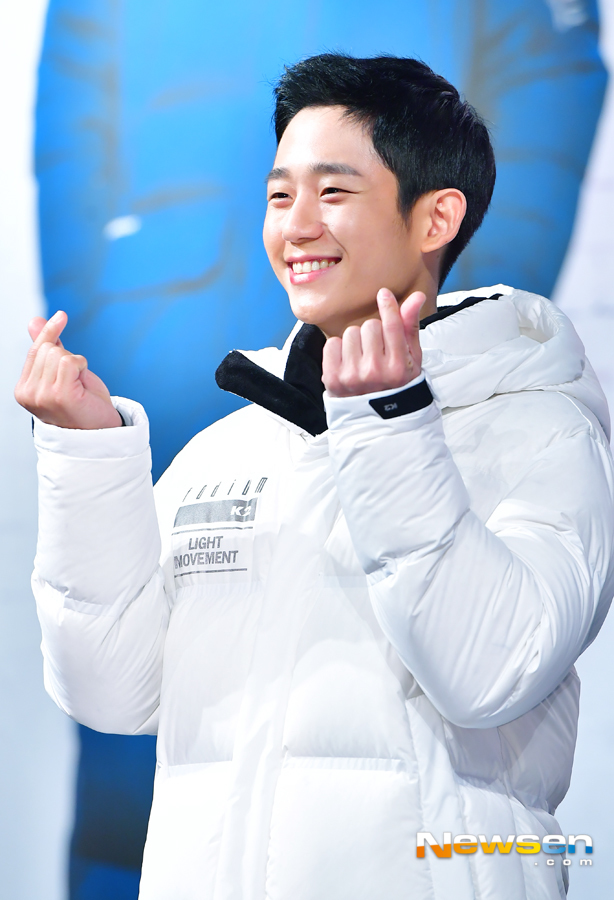 Actor Jung Hae Ins fan day event commemorating the launch of the parent brand long padding was held at Cheongdam-dong Ilji Art Hall in Gangnam-gu, Seoul on October 27th.On this day, Jung Hae In attended.Jang Gyeong-ho