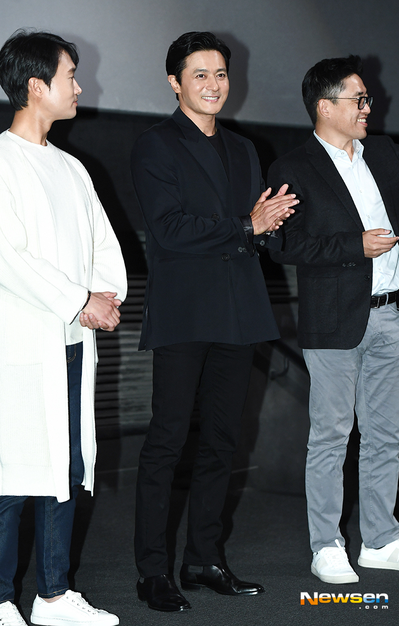 The movie Rampant stage greeting was held at CGV Wangsimni in Hadang-dong, Seongdong-gu, Seoul on October 27th.Actor Jang Dong-gun attended the ceremony.The film Rampant (director Kim Sung-hoon) is an action blockbuster film depicting a world where nights are rampant, not the living or the dead, Prince Hyun Bin who returned to the Joseon Dynasty of Crisis, and Bloody Fight by Jang Dong-gun, the absolute evil to devour Joseon.It was released on October 25.