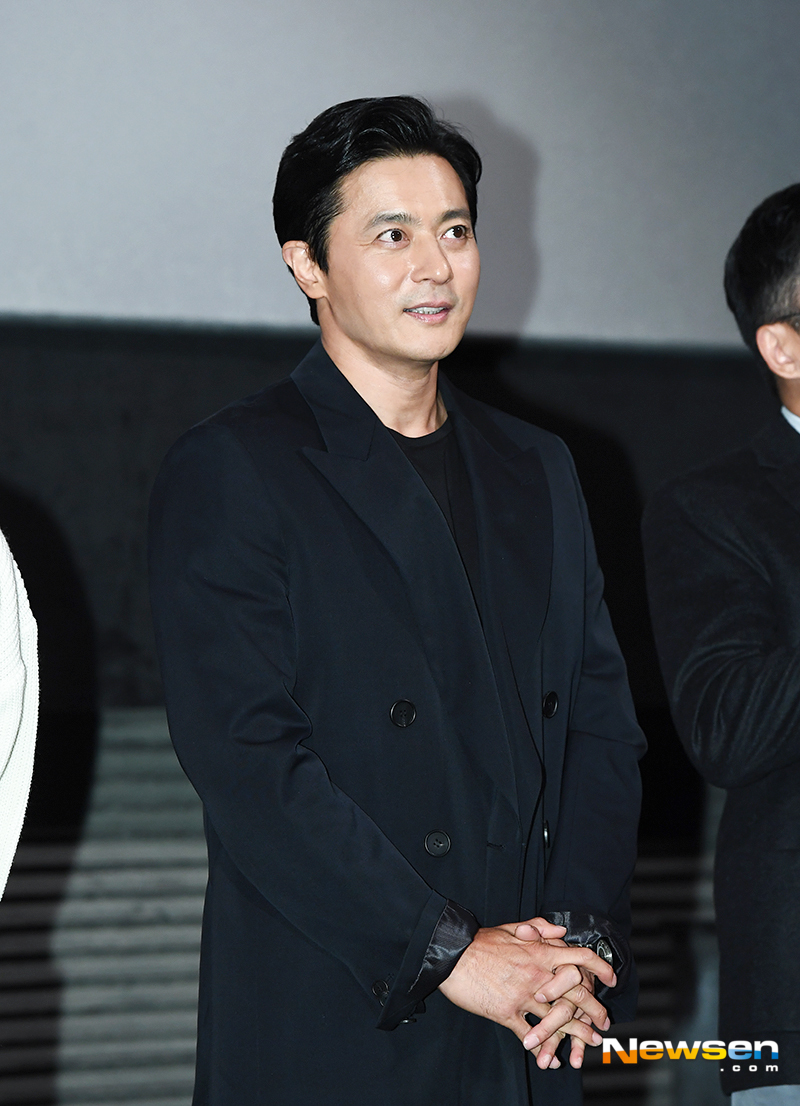 The movie Rampant stage greeting was held at CGV Wangsimni in Hadang-dong, Seongdong-gu, Seoul on October 27th.Actor Jang Dong-gun attended the ceremony.The film Rampant (director Kim Sung-hoon) is an action blockbuster film depicting a world where nights are rampant, not the living or the dead, Prince Hyun Bin who returned to the Joseon Dynasty of Crisis, and Bloody Fight by Jang Dong-gun, the absolute evil to devour Joseon.It was released on October 25.