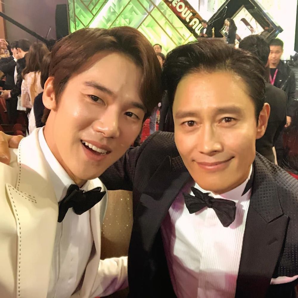 Yoo Yeon-seok reveals selfie with Lee Byung-hunActor Yoo Yeon-Seok posted a picture of his second Seoul Awards on his instagram on the afternoon of October 27th.Yoo Yeon-seok said, Thank you, I can not tell you everything, but I love everyone in my heart! I love our fans too!emigration site