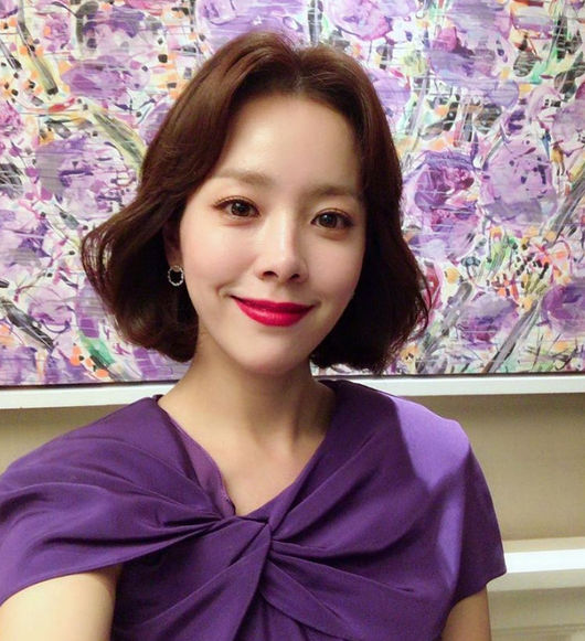 <p>Actress Han Ji-mins London East Asian Film Festival photo was unveiled.</p><p>Han Ji-mins agency BH Entertainment is celebrating #Han Ji-min actor who won the Academy Award for Best Actress in the London East Asian Film Festival on the official Instagram on the 27th. Congratulations to many people who love the movie Mitsuba Thank you for your kindness, I will send you a picture of the London scene and a photo of the award. </p><p>Han Ji-min in a public photo is wearing a purple dress and smiling. It is a Han Ji-min that boasts a unique aura and beautiful beauty like a scene of a picture book.</p><p>Han Ji-min won the Academy Award for Best Actress at the 4th London East Asia Film Festival. It is the second awards of the 38th Youngpyeong Academy Award for Best Actress sponsored by the Korea Film Critics Association.</p><p>Han Ji-min said, I am grateful to have won a glorious prize, and I am very pleased to be here today with Mitsuba. I hope that no child should suffer such misfortunes and that all children of the world should enjoy a happy life that must be guaranteed. </p><p>As Han Ji-min held film festivals in London, he communicated directly with audiences by digesting the testimonials in English. Han Ji-min is the back gate of applause in the field. [Photo] BH Entertainment</p><p>BH Entertainment</p>