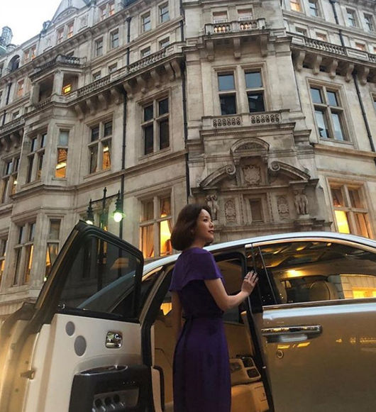 <p>Actress Han Ji-mins London East Asian Film Festival photo was unveiled.</p><p>Han Ji-mins agency BH Entertainment is celebrating #Han Ji-min actor who won the Academy Award for Best Actress in the London East Asian Film Festival on the official Instagram on the 27th. Congratulations to many people who love the movie Mitsuba Thank you for your kindness, I will send you a picture of the London scene and a photo of the award. </p><p>Han Ji-min in a public photo is wearing a purple dress and smiling. It is a Han Ji-min that boasts a unique aura and beautiful beauty like a scene of a picture book.</p><p>Han Ji-min won the Academy Award for Best Actress at the 4th London East Asia Film Festival. It is the second awards of the 38th Youngpyeong Academy Award for Best Actress sponsored by the Korea Film Critics Association.</p><p>Han Ji-min said, I am grateful to have won a glorious prize, and I am very pleased to be here today with Mitsuba. I hope that no child should suffer such misfortunes and that all children of the world should enjoy a happy life that must be guaranteed. </p><p>As Han Ji-min held film festivals in London, he communicated directly with audiences by digesting the testimonials in English. Han Ji-min is the back gate of applause in the field. [Photo] BH Entertainment</p><p>BH Entertainment</p>