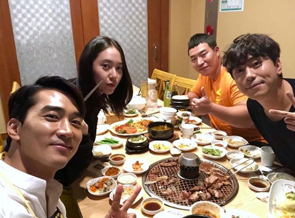Song Seung-heon has unveiled the scene of Alcoholic drink with Actors, who are breathing in the drama The Player.Song Seung-heon posted a picture on his 27th day with an article entitled Feast of the Punters #OCN #player #Crystal #Lee Si-eon # Taewonseok #Song Seung-heon.Song Seung-heon in the photo is enjoying a pleasant Alcoholic drink with his colleagues Actor Jung Soo-jung, Lee Si-eon and Tae Won-seok of The Player.Everyone is smiling at the corners of their mouths, and they have a sense of the usual atmosphere of the scene.The Player, which is currently airing on OCN, is a money still action drama that finds dirty money illegally collected by the best players in each field such as fraudsters, drivers, hackers, and fighters.Recently, The Player has become popular with viewers, with its highest audience rating of 4.9% (based on Nielsen Korea).song seung-heon SNS