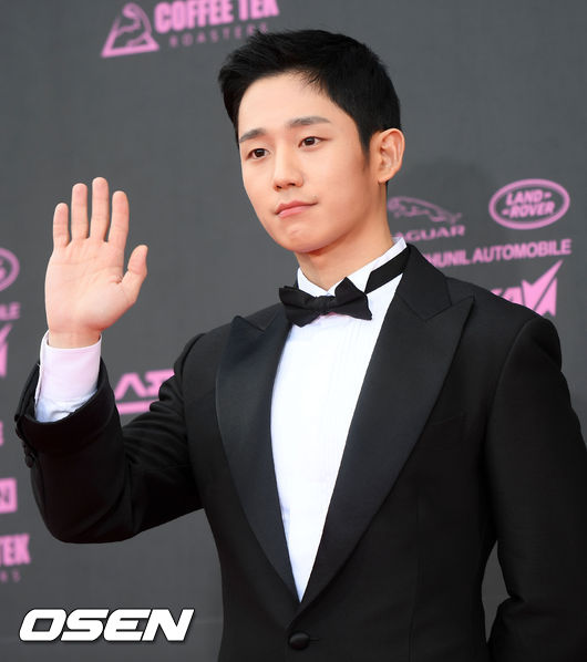 Actor Jung Hae In named Son Ye-jin as a senior who buys rice well.The Red Carpet Event was held ahead of the awards ceremony at the Seoul Seoul Grand Prix Hall on the afternoon of the 27th.The second time Jung Hae In appeared on Red Carpet, Thank you to the fans who filled the scene.I am grateful that the weather is getting colder and the autumn is getting deeper. Jung Hae In, who was nominated for the New Artist Award for JTBCs Beautiful Sister Who Buys Good Bob, said Son Ye-jin was asked if there was a sister who actually buys good rice among seniors.As for the charm of Son Ye-jin, he added, You are so attractive. It seems to be attractive.In addition, the secret of skin care is to eat well and sleep well, he said, sleep time seems to be the most important.