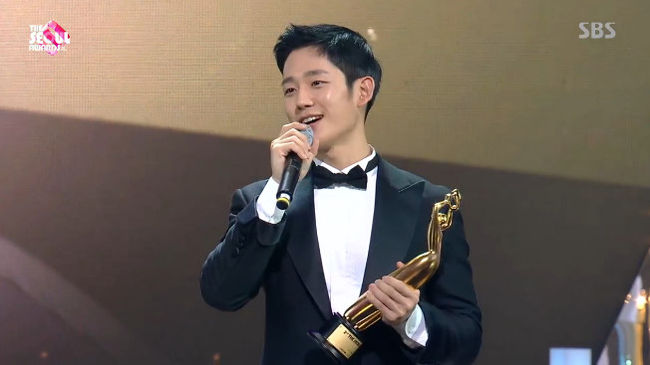 Actor Jung Hae In won the Hallyu The Artist Award at the 2nd Seoul Awards.The 2nd Seoul Awards were held at the Hall of Peace in Kyunghee University in Seoul on the afternoon of the 27th. The awards ceremony was held in the society of Jeon Hyun-moo and Kim A-jung.Jung Hae In, who won the Hallyu Award on the day, said, First of all, I am so lacking, but I am loved so much more than I have.I will always have humility in my mind.I am grateful to the director who made me feel really happy while working, the staff of the artist and the artist, and the senior Yejin who made me Seo Jun Hee.I was happy to be with you. I will continue to go quietly. Thank you for your precious prize once again. Jung Hae In then called a song of IUs Your Meaning, which was shown at the fan meeting at the request of MCs, and led to a hot cheer.