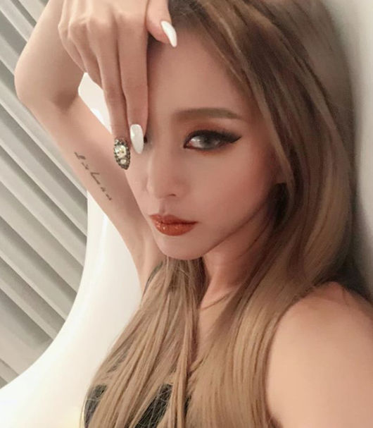 Actor Han Ye-seul flaunted his unrivaled sexy.Han Ye-seul posted a picture of his intense Make-up on his Instagram on the 27th.Han Ye-seul in the public photo shows off his unrealistic beautiful looks with his blonde hair, shoulder-exposed top, alluring eyes and facial expressions.Han Ye-seuls unique sexy is also impressive. It is a reaction that you are fascinated by the eyes of Han Ye-seul staring at Camera.Han Ye-seul is currently reviewing his next film.Han Ye-seul Instagram