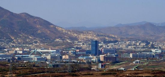 지난 25일 오전 경기도 파주 도라전망대에서 개성공단 등이 관측되고 있다. [이미지출처=연합뉴스]