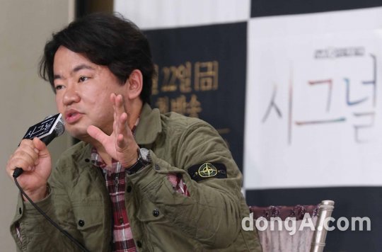 Kim, who joined Mnet in 1999, worked as a producer for KBS drama team in 2001 and directed KBS2 Drami City-GOD (2007), The Great King Sejong (2008) and Sungkyunkwan Scandal (2010).Director Kim, who moved to CJ E&M in 2011, directed TVN Monster (2013), Misaeng (2014), and Signal (2016), and earned the nickname of the Master of Detail by showing his exciting and delicate production.In particular, Misaeng and Signal became very popular one after another, becoming a believed and watching director, and reaffirmed their strength as my uncle, which ended in May.He is currently in charge of directing the drama Asdal Chronicles.The Asdal Chronicle is a collection of topics by Actor Song Joong-ki, Jang Dong-gun and Kim Ji-won, who confirmed their appearances.It is also the return of Song Joong-ki, who married Song Hye-kyo last year.On the other hand, IU appeared as a guest on KBS2s The Joy of Dialogue which was broadcast on the afternoon of the 27th, and cited director Kim as a special appreciation.I was in a bad health late last year and early this year. It was both mental and physical.I will compensate for the amount I have taken before. But the director heard all (I am) and said, I am so sorry. There is the loneliness and loneliness that the role of Gian in the play must express.I thought I was doing good at Acting, but I did not know it was really hard. He said, I was so grateful.Its natural to blame me for what I did wrong, but I felt a bit of strength when you just said you were sorry. I thought I should do well for him.I owe my bishop a debt in my life.I have come to the heart so that I think that I have done well to finish this work well, and I have come to my heart. 