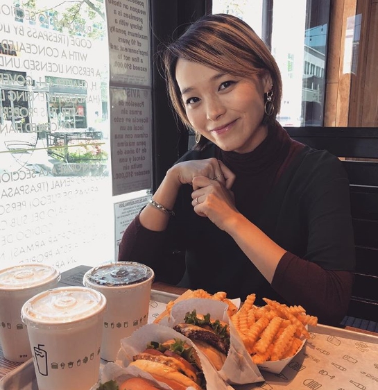 The latest on The Third Pregnancy Sunye has been revealed.Sunye, from Wonder Girls, posted a picture on her Instagram page on October 28.The photo shows Sunye smiling brightly at the Hamburger shop; Sunyes elegant beauty catches the eye.kim myeong-mi