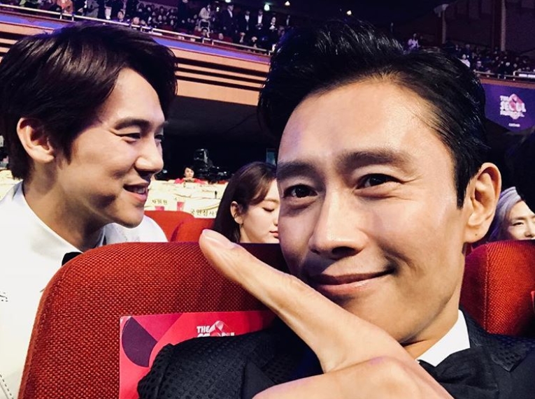 Actor Lee Byung-hun reveals affection for Yoo Yeon-SeokLee Byung-hun official Instagram posted a photo on October 28 with an article entitled The Seoul Awards Yoo Yeon-Seok Mr. Sunshine Lee Byung-hun.The photo shows Lee Byung-hun pointing to the back seat Yoo Yeon-Seok; Lee Byung-hun stares at the camera with a warm smile.Yoo Yeon-seoks masculine visuals attract Eye-catching.The fans who responded to the photos responded such as Cute, Both handsome, Do you think you can be so cute at this age?delay stock