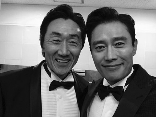 Actor Lee Byung-hun reveals photos with Heo Joon-ho to draw Eye-catchingLee Byung-hun posted a picture on his 28th day with his hashtag # Asia Artist Awards # Heo Joon-ho # HughJoonHo #Lee Byung-hun #LeeByungHun #All In on his instagram.Lee Byung-hun in the photo is seen with fellow actor Heo Joon-ho, who attended The Seoul Awards side by side on the 27th.The relationship between the two men dates back 15 years. Lee Byung-hun and Heo Joon-ho were in the drama All In in 2003.Meanwhile, Lee Byung-hun won the Academy Awards at the 2018 The Seoul Awards.